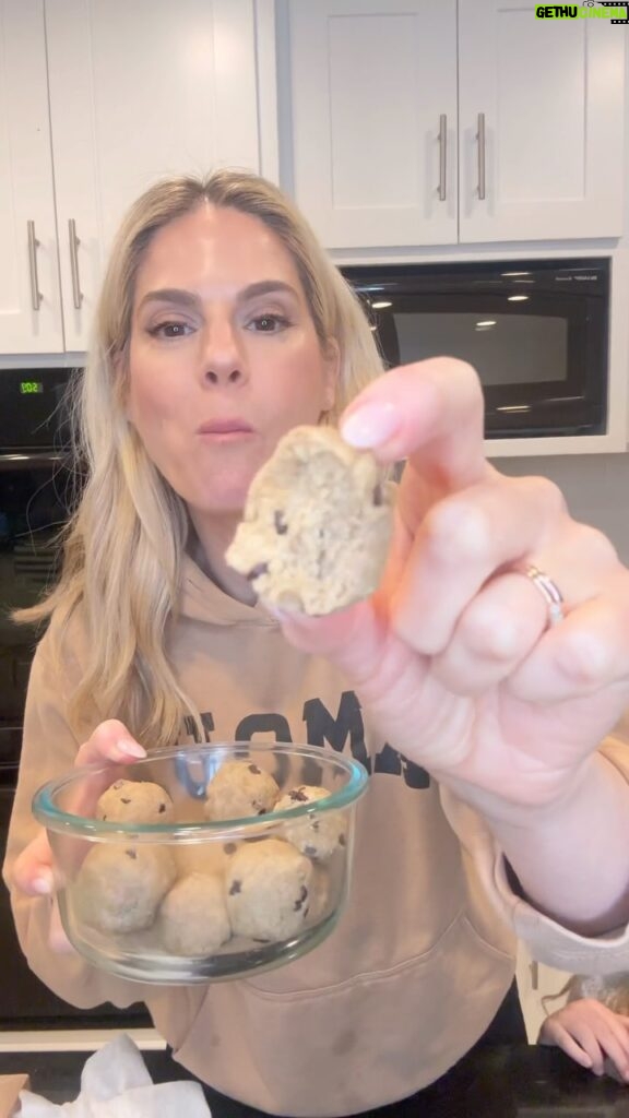 Kelly Kruger Instagram - HERE 👇🏻 These are my High Protein Cookie Dough Balls that I’ve done so many variations of. They are a staple in my fridge when I want a sweet snack with extra protein. They are so good!!! 1 cup almond flour 1/2 cup nut butter 1/2 cup vanilla protein powder 1/4 cup maple syrup or honey 1 tsp vanilla Chocolate Chips Mix everything together, form into little balls, set in the fridge for 20 minutes enjoy! Have you made these yet? Will you be? Are you sweet or savory person? #cookiedough #protein #proteinballs #chocolatechip #glutenfree #eeeats #buzzfeedfoods #cookie #nobakecookies