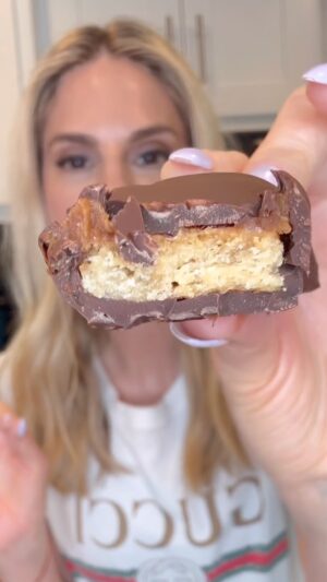 Kelly Kruger Instagram - HERE!👇🏻 

Just because we are gluten free and eating cleaner doesn’t mean we can’t indulge!!! Everyone went nuts for these!! 

These are TWIX BARS!! But so much healthier

Who’s making them?? 

Crust:
1 cup almond flour
3 tbsp honey or maple syrup
1/4 tsp salt

caramel center 
• 1/3 cup almond butter (or nut butter of.choice)
• 3 tbsp raw honey or pure maple syrup
• splash of vanilla 

Melt chocolate with some coconut oil for the coating 

Start by mixing the crust ingredients together (too dry add more sweetener too wet more almond flour )

Bake at 350 for about 10-15 minutes til crust is browned on top. Let cool completely (I put it in the fridge) 

Cut into strips 

Add your “caramel”
#let that set in the freezer

Melt chocolate and dip your bars in

Set in freezer 

Enjoy!!! 

#glutenfreefood #glutemfreedessert #twix #chocolate #recipeshare #snacks #refinedsugarfree #eeeeats #buzzfeedfood #recipe #easyrecipes