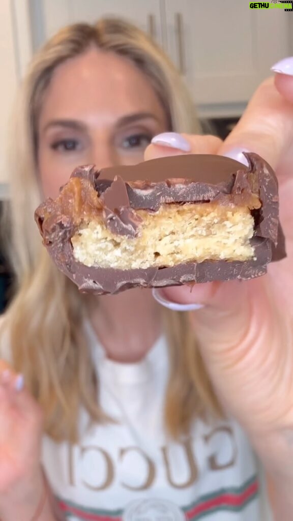 Kelly Kruger Instagram - HERE!👇🏻 Just because we are gluten free and eating cleaner doesn’t mean we can’t indulge!!! Everyone went nuts for these!! These are TWIX BARS!! But so much healthier Who’s making them?? Crust: 1 cup almond flour 3 tbsp honey or maple syrup 1/4 tsp salt caramel center • 1/3 cup almond butter (or nut butter of.choice) • 3 tbsp raw honey or pure maple syrup • splash of vanilla Melt chocolate with some coconut oil for the coating Start by mixing the crust ingredients together (too dry add more sweetener too wet more almond flour ) Bake at 350 for about 10-15 minutes til crust is browned on top. Let cool completely (I put it in the fridge) Cut into strips Add your “caramel” #let that set in the freezer Melt chocolate and dip your bars in Set in freezer Enjoy!!! #glutenfreefood #glutemfreedessert #twix #chocolate #recipeshare #snacks #refinedsugarfree #eeeeats #buzzfeedfood #recipe #easyrecipes
