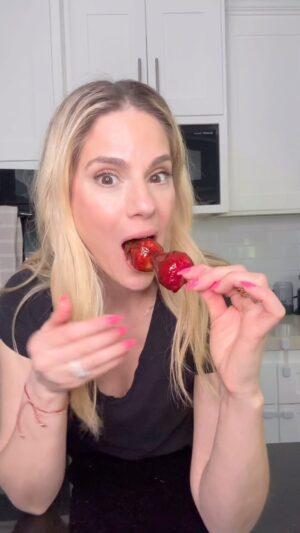 Kelly Kruger Instagram - I FINALLY DID IT!!! 

After 4 attempts and one burn I was determined to find a way to make a refined sugar free Tanghulu. This is it. Using MAPLE SUGAR. 

It’s fun to make and eat but truthfully so easy to burn yourself if you are anything like me. Good luck!! 

Will you be making this? 

#asmr #tanghulu #snack #fruit #refinedsugarfree #strawberry #candy #recipe