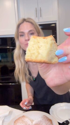 Kelly Kruger Instagram - Gluten & refined sugar free LEMON CAKE 🍋 🍰 

So easy to make and so good!!

** Comment “CAKE” and I’ll DM you the exact recipe!! 

Who’s making this and what other types of recipes are you guys looking for at the moment??

#cake #lemon #lemoncake #glutenfree #dessert #refinedsugarfree #easyrecipe #eeeeeats