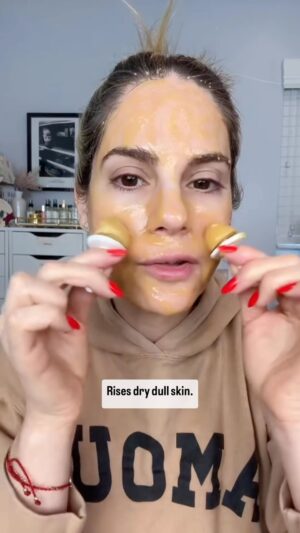Kelly Kruger Instagram - Super late post tonight but for this weeks Makeup Monday I wanted to introduce you to these beauty pops! It’s a clean line that helps tighten pores, exfoliate, soothe skin and smooth fine lines and wrinkles. They’re also super fun to use. 

Comment “link” and I’ll send you a DM with the link to these. 

#iceroller #facial #skincare #exfoliate #beauty #clearskin #skincareroutine #skin #facemask #ice #clearskin