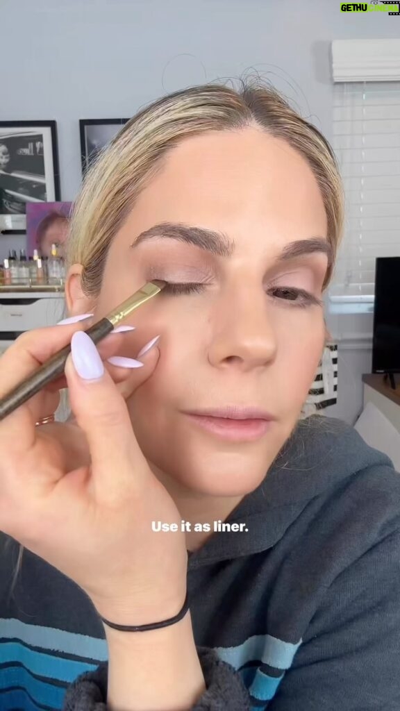 Kelly Kruger Instagram - Its Makeup Monday and I thought it would be a good time to fill u in on what my 4 year old has been up to 🤣 it’s hard to get mad when her logic just makes so much sense… Comment “Link” and I will DM you the link to this new palette and lip plumping gift set. I used it for the first time today and it was definitely worth sharing 🙌🏻 #makeup #grwm #makeupoftheday #storytime #momlife #momlifebelike #momlifeisthebestlife
