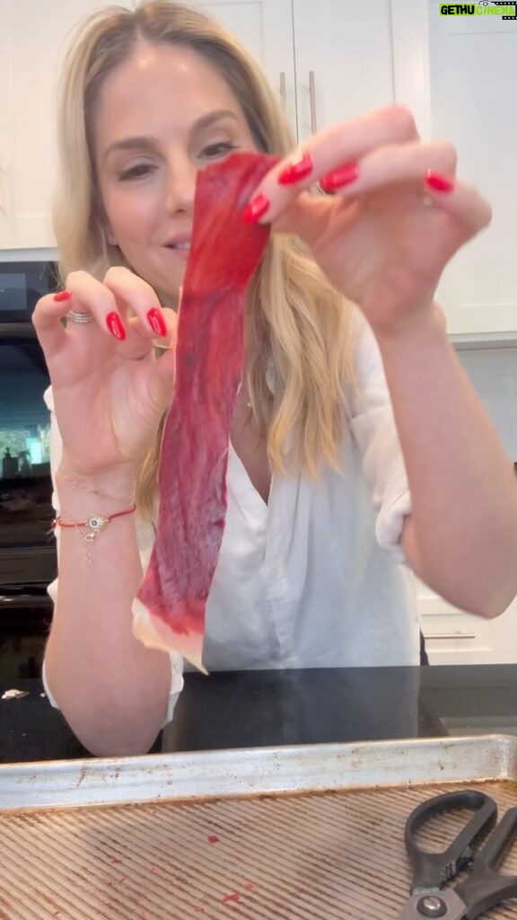 Kelly Kruger Instagram - HERE! 👇🏻 I’ve posted this before but it’s such a healthy way to satisfy this craving and so much better for the kids! Use any fruit you want! When you heat the fruits that can def take a hot minute to reduce but then you just put it in the oven and forget about it. It’s really easy. Will you be making this one?? Fruit of choice Lemon Maple syrup or honey Water Bake at 170 Fahrenheit for 4-6 hours #snacks #fruitrollup #fruit #easyrecipes #healthyfood #refinedsugarfree #glutenfree #eeeeeats
