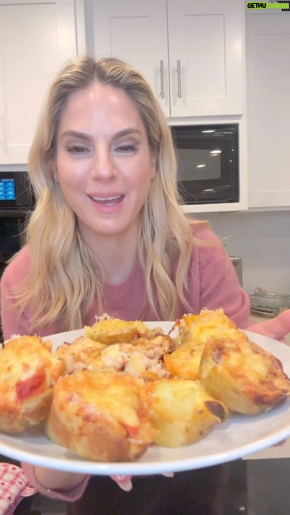 Kelly Kruger Instagram - HERE 👇🏻 GLUTEN FREE POTATO CRUST PIZZAS These are so quick and easy to make. The kids LOVED them and you will too. You can make them any way you want. Darin and I love BBQ chicken pizza so we did half and half cheese. These were chefs 💋 Will you be making these? I told you I am a potato girl. Like I will find a way to incorporate them into all meals! I even use them on my face but that’s another post 🤣 MAKE THEM: Boil mini potatoes til fork tender Oil a muffin tin Add the potatoes to the tin and smash with the bottom of a glass. Season the potatoes here for extra flavor Add your sauce of choice and toppings. Bake at 425 til cheese is melted and potatoes are as crispy as you’d like them. I did about 25 minutes #potatoes #pizza #pizzabites #glutenfree #eeeeats #buzzfeedfood #damnthatsdelish #potatorecipes #viralrecipes #comfortfood #crispypotatoes #feedfeed
