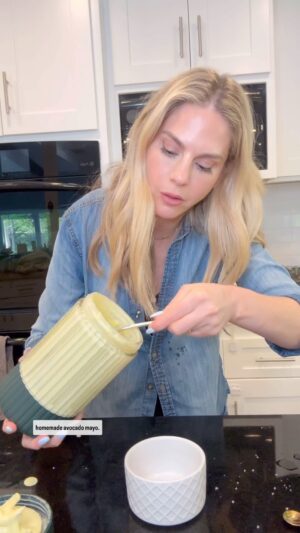 Kelly Kruger Instagram - Homemade high protein avocado mayo! 🥑 

If you’ve ever looked at the ingredients in store bought mayo and aren’t a fan, this is a super simple way to make your own! You get protein, great fats/ omegas and it tastes great! Super simple to make in a blender. 

Would you make this?? 

1/2 avocado 
3 hard boiled eggs 
2 teaspoons of vinegar
1/4 cup olive oll
Salt to taste
Lemon 
water to thin 

#mayo #homemade #avocado #easyrecipes #glutenfree #sugarfree #spread #eeeeeats
