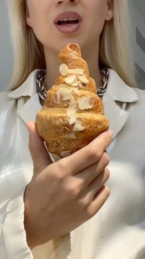 Kelly Kruger Instagram - Croissant 🥐 ☕️ 

First Coffee video of the year! (And prob the last 🤣) 

Are you watching the #GoldenGlobes tonight? 

#funnyvideo #comedy #coffee #croissant