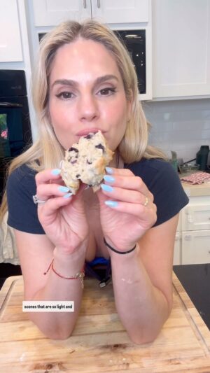 Kelly Kruger Instagram - Gluten & refined sugar free Banana Blueberry Scones 🫐 🍌 

Eat them on their own, with any nut butter or even make them into an egg sandwich (if you’re my kids) 

2 ripe bananas 
1 cup gluten free flour 
1.5 tsp baking powder 
1 egg 
Splash of maple syrup 
Dash of sea salt 
Dash of cinnamon 

Bake at 350 for about 20-25 min 

#blueberry #scones #muffins #easyrecipes #glutenfree #refinedsugarfree #breakfastideas #snack #eeeeeats