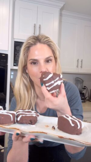 Kelly Kruger Instagram - HERE! 👇🏻

My viral no bake high protein cookie dough balls have been turned into heart shaped chocolate dipped treats!!

These are so fun, so good and the perfect treat for Valentine’s Day (or any day really 🤣) 

*Comment “Recipe please” to get the recipe and the heart shaped mold sent to your DM! 

Who’s making these??

#recipe #sweets #glutenfree #cookies #snacks #highprotein #dessert #recipeoftheday 
#valentinesday #healthyrecipes #bakeable