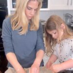 Kelly Kruger Instagram - One ingredient CHEEZE ITS 🧀 (the way it should be!) Such a great crunchy snack that is simple to make and satisfies the chip craving without all the nasty additives that usually come along with these things. All you need is sliced cheese of choice and salt! Cut into squares, make a hole and bake for about 25 minutes at 275. Would you make these? #cheese #snackideas #easyrecipes #recipe #snacks