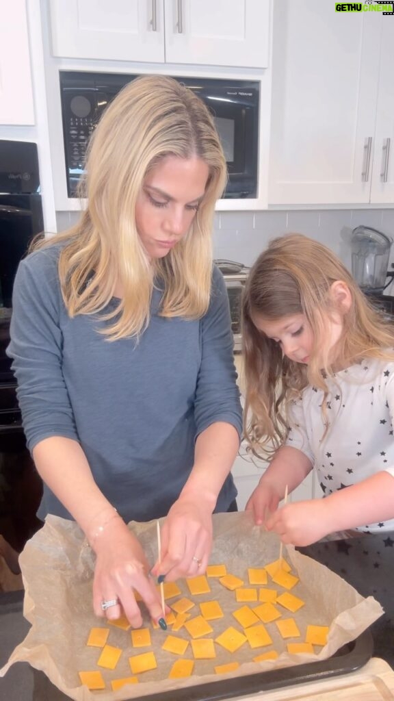 Kelly Kruger Instagram - One ingredient CHEEZE ITS 🧀 (the way it should be!) Such a great crunchy snack that is simple to make and satisfies the chip craving without all the nasty additives that usually come along with these things. All you need is sliced cheese of choice and salt! Cut into squares, make a hole and bake for about 25 minutes at 275. Would you make these? #cheese #snackideas #easyrecipes #recipe #snacks