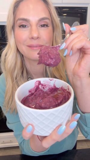 Kelly Kruger Instagram - BLUEBERRY SORBET 🫐 

High in antioxidants, super refreshing and no refined sugars. My kids love this, it’ll be on repeat this summer. 

You need :
Frozen blueberries 
Coconut milk (ratio is 2 cups blueberries to one cup coconut milk)
Splash of maple syrup (optional)
Top with honey or heated almond butter (optional) 

#blueberry #sorbet #snack #dairyfree #glutenfree #easyrecipe #eeeeeats