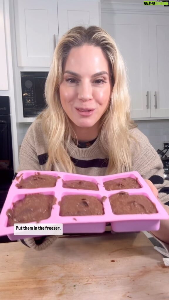 Kelly Kruger Instagram - HERE! 👇🏻 HIGH PROTEIN NO REFINED SUGAR GLUTEN FREE FUDGE BARS!!! 🍫 If you’re into this comment “Chocolate” 🙌🏻🙌🏻 Ingredients 1 can garbanzo beans (chickpeas) 1/2 cup cacao powder (high in antioxidants) 10 pitted dates 2 cups plant based milk (add more as needed per your blender ) #fudge #chocolate #easyrecipe #refinedsugarfree #vegan #eeeats #feedfeed #snack #highprotein #recipeshare #healthyfood