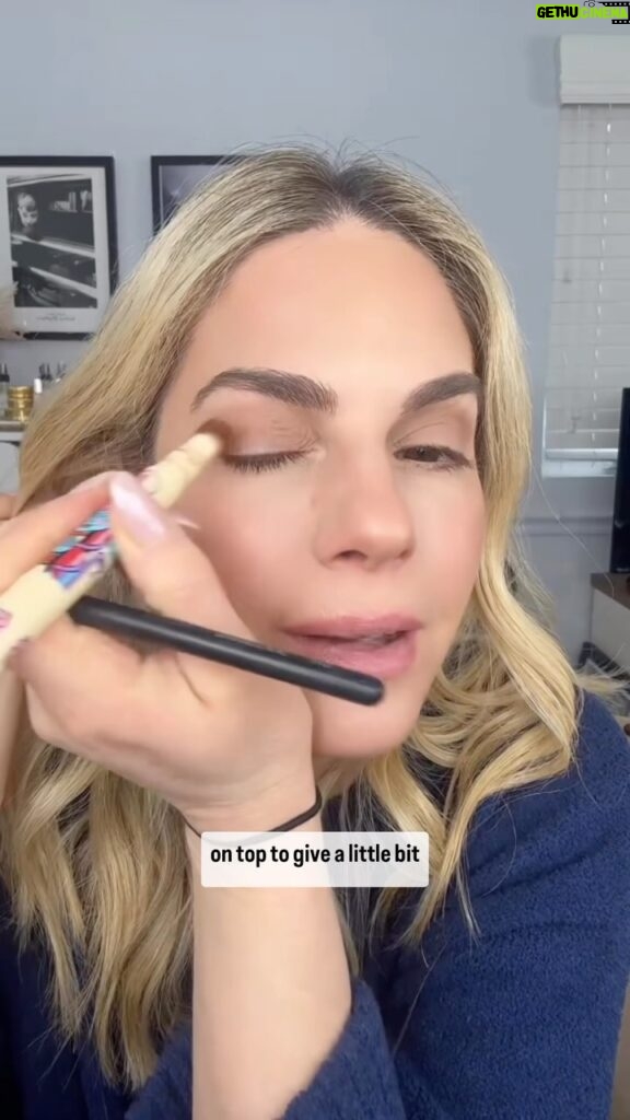 Kelly Kruger Instagram - FRIDAY FINDS!!! Comment “eyes” and I’ll DM you the link to these Eye shadow sticks! (Eye shticks!) Welcome to episode one of our new Friday series Friday Finds where I highlight products I have found that have helped me in some way. This week it’s @jamiemakeup eye shticks! They’re so quick and easy to use. The color tones are beautiful and universal and the texture and finish is chefs 💋I’m def an eye makeup girl so any opportunity I have for a quick and easy eye I’m in. Let me know if you’re gonna do this look and if you like the idea of this series: What products are you looking for? (Beauty makeup fitness workout home kitchen?? ) #eyemakeup #makeuptutorial #tutorial #eyes #celebritymakeup #beauty #makeup #fridays #eyeshadowstick