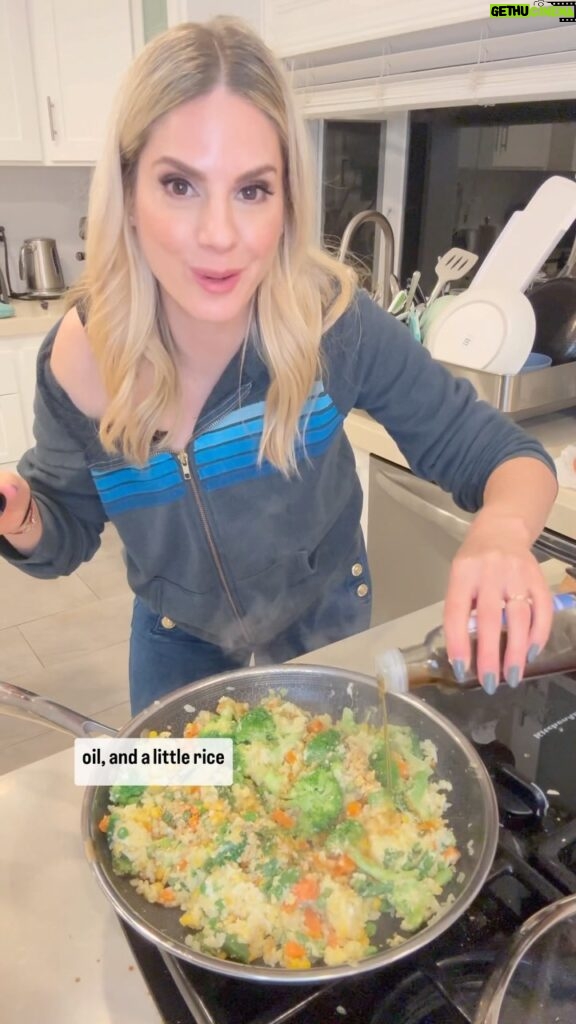 Kelly Kruger Instagram - HERE 👇🏻 The easiest 10 min veggie fried rice. Feel free to add in chicken tofu shrimp or any protein you like! Would you make this? Ingredients: - 4 cups cooked frozen rice, thawed - 2 cups frozen mixed veggies (such as peas, carrots, corn) - 1 cup broccoli florets - 2-3 tablespoons avocado oil - 1-2 tablespoons butter - 2 eggs, beaten - 1 tablespoon rice vinegar - 2-3 tablespoons soy sauce or tamari - 1 tablespoon sesame oil - 2-3 cloves garlic, minced - Salt and pepper to taste - Optional: sliced green onions for garnish #friedrice #rice #dinner #dinnerideas #asianfood #eeeats #feedfeed #buzzfeedfood #comfortfood #easymeals