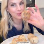 Kelly Kruger Instagram - GLUTEN FREE HIGH PROTEIN DONUT HOLES 🍩 I want to try making these with banana too! These are a fun treat that doesn’t have refined sugar (depending on the sweetener you use) Would you make these? Ingredients 2 cups almond flour 1/4 cup Greek yogurt 1/4 cup sweetener 1tsp baking powder 2 tsp cinnamon Sweetener of choice Melted butter More cinnamon #donuts #donutholes #glutenfree #keto #highprotein #snack #healthyrecipes #easy #dessert