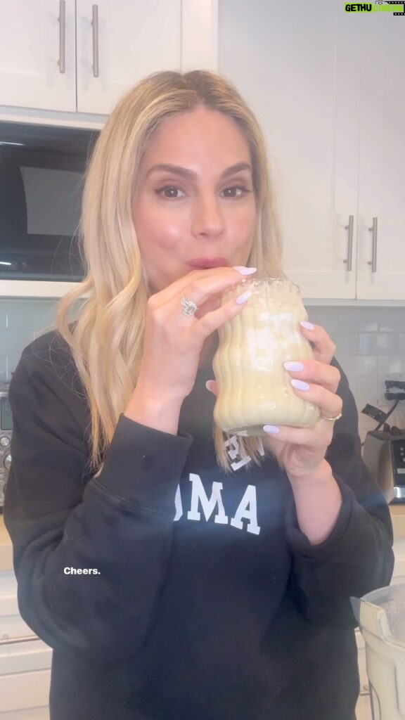 Kelly Kruger Instagram - HERE! 👇🏻👇🏻👇🏻 It’s an anti inflammatory, immune boosting, high fiber, high protein, gut healthy smoothie. And it’s so good you would never know it’s “healthy” (think super food pins colada with a kick. **Comment “smoothie” or “Yes Please” and I’ll DM you the exact recipe for this! Does this look good to you?? #smoothie #guthealth #protein #highprotein #highfiber #glutenfree #healthyfood #healthyrecipe #easyrecipe #fruit #ginger #eeeeeats #banana #pineapple