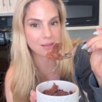 Kelly Kruger Instagram - VIRAL APPLE CHOCOLATE CAKE 🍰 You could eat this cake every day and know it is so good for you! I do recommend using cocoa powder over cacao because of the sweetness factor. If you use cacao I would add honey or maple syrup! Have u tried this yet??? Will try u? 1 apple 1 heaping tablespoon of cocoa powder 1 egg 1 tsp baking powder (optional but it helps it rise ) Bake at 350 for about 30 min Cool in the fridge for 5 min #apple #cake #chocolate #snack #dessert #glutenfree #easyrecipe #viralrecipe #healthyfood #chocolatecake #refinedsugarfree