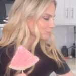 Kelly Kruger Instagram – Creamy watermelon popsicles 🍉 

These are so easy to make but so fun!!! Perfect summer treat. Use any yogurt but coconut yogurt and coconut condensed milk was so good!! Greek yogurt will add protein of course. 

Slice up a watermelon cut out the center of each slice 
Cube it up and blend with 1 tablespoon of condensed milk and half a cup of yogurt 

That makes 4 servings of filling (one rind) 

Repeat the process for each slice. 

Who’s making these? 

#watermelon #icecream #popsicle #snack #eeeeeats #easyrecipes #vegan #dairyfree