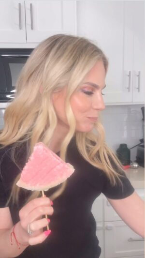 Kelly Kruger Instagram - Creamy watermelon popsicles 🍉 

These are so easy to make but so fun!!! Perfect summer treat. Use any yogurt but coconut yogurt and coconut condensed milk was so good!! Greek yogurt will add protein of course. 

Slice up a watermelon cut out the center of each slice 
Cube it up and blend with 1 tablespoon of condensed milk and half a cup of yogurt 

That makes 4 servings of filling (one rind) 

Repeat the process for each slice. 

Who’s making these? 

#watermelon #icecream #popsicle #snack #eeeeeats #easyrecipes #vegan #dairyfree