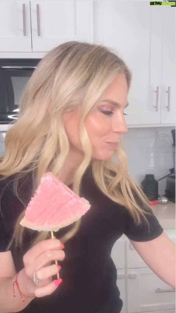 Kelly Kruger Instagram - Creamy watermelon popsicles 🍉 These are so easy to make but so fun!!! Perfect summer treat. Use any yogurt but coconut yogurt and coconut condensed milk was so good!! Greek yogurt will add protein of course. Slice up a watermelon cut out the center of each slice Cube it up and blend with 1 tablespoon of condensed milk and half a cup of yogurt That makes 4 servings of filling (one rind) Repeat the process for each slice. Who’s making these? #watermelon #icecream #popsicle #snack #eeeeeats #easyrecipes #vegan #dairyfree