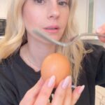 Kelly Kruger Instagram - And also this… The perfect peel every time! Do you like hard boiled eggs? Do u get frustrated with the peel? Do this and you will have the easiest peel each and every time. Tap the top of the egg lightly til u hear that sound. Add to boiling water for 10 min Immediately put the eggs in an ice bath for 10 minutes They’re ready to peel! Did u already do this or will you be trying? #eggs #hacks #hardboiledeggs #breakfast #kitchenhacks