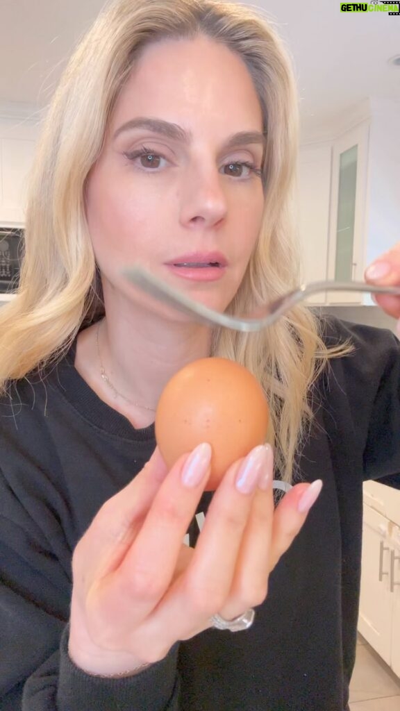 Kelly Kruger Instagram - And also this… The perfect peel every time! Do you like hard boiled eggs? Do u get frustrated with the peel? Do this and you will have the easiest peel each and every time. Tap the top of the egg lightly til u hear that sound. Add to boiling water for 10 min Immediately put the eggs in an ice bath for 10 minutes They’re ready to peel! Did u already do this or will you be trying? #eggs #hacks #hardboiledeggs #breakfast #kitchenhacks