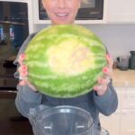 Kelly Kruger Instagram – Since my strawberry fruit roll up went so viral I thought I’d show you how to do watermelon! 🍉 

It’s a little harder because u have to strain the pulp but it’s a great healthy snack! 

Will you be making this?

Take a big watermelon. 
Cut it up and blend 
Strain the pulp and save the juice for later 
Add a splash of lemon and sweetener (optional)
Bake at 175 for about 4-5 hours until done.

Who’s making this??

#snack #fruitrollup #easyrecipe #snacks #fruit #healthyfood #refinedsugarfree #glutenfree #watermelon