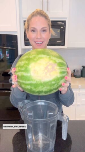 Kelly Kruger Instagram - Since my strawberry fruit roll up went so viral I thought I’d show you how to do watermelon! 🍉 

It’s a little harder because u have to strain the pulp but it’s a great healthy snack! 

Will you be making this?

Take a big watermelon. 
Cut it up and blend 
Strain the pulp and save the juice for later 
Add a splash of lemon and sweetener (optional)
Bake at 175 for about 4-5 hours until done.

Who’s making this??

#snack #fruitrollup #easyrecipe #snacks #fruit #healthyfood #refinedsugarfree #glutenfree #watermelon