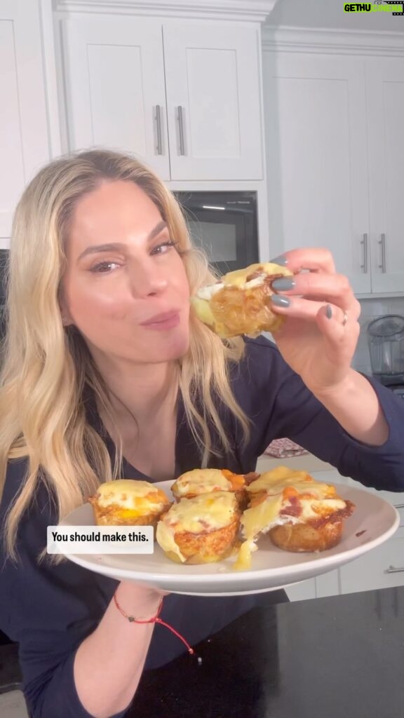 Kelly Kruger Instagram - HERE 👇🏻 If you loved my potatoe pizza bite you will LOVE LOVE these breakfast bites POTATO EGG CHEESE AND TURKEY BACON BITES These are so perfect for meal prep to get your eggs in quickly in the morning. Use whatever topping you want! MAKE THEM: Boil mini potatoes til fork tender in salted water. Oil a muffin tin Add the potatoes to the tin and smash with the bottom of a glass. Season the potatoes here for extra flavor then add your egg and toppings Bake at 350 til cheese is melted and potatoes are as crispy as you’d like them. I did about 25 minutes Let me know what you think! #potaoes #eggs #mealprep #eggbites #eeeats #comfortfood #crispypotatoes #feedfeed #buzzfeedfood #yum