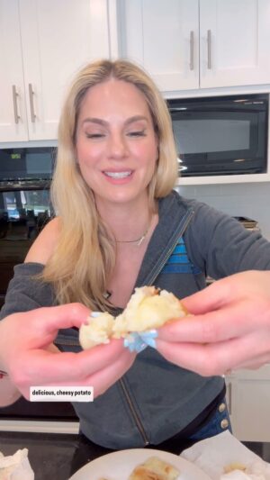Kelly Kruger Instagram - Cheesy Potato Pancakes!! 🥔 

These are so good!!! If you love a crispy on the outside, soft on the inside, cheesy potato you will be obsessed with these!!! If you’re not into cheese you can make them plain or add some meat or veggies to the center instead. 

**comment “Potatoes” or “Recipe” to get the exact recipe sent straight fo your DM! 

#potatoes #crispypotatoes #cheese #easyrecipes #comfortfood #eeeeeats #feedfeed #buzzfeedfood #glutenfree #recipeshare
