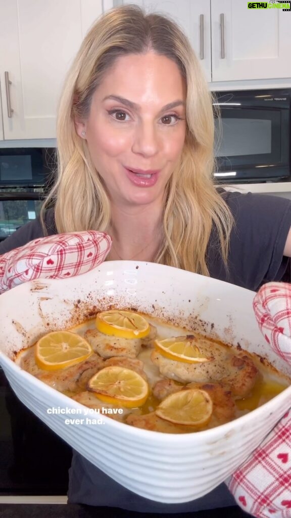 Kelly Kruger Instagram - Here!! 👇🏻👇🏻👇🏻👇🏻 lemon Garlic Butter chicken the quickest and easiest way!! **Comment “recipe” and I’ll DM you a link to the full recipe. As always, gluten free and delicious. Who’s making it? #recipe #chickenrecipes #lemon #butter #glutenfree #glutenfreerecipe #easyrecipe #easymeals #dinnerideas #eeeeeats #buzzfeedfood #feedfeed #highprotein