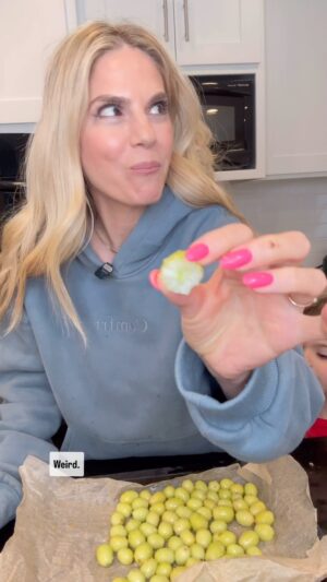 Kelly Kruger Instagram - SUCH A GREAT SNACK!!!! 🍇 

These are so fun to eat. Especially if you’re a fan of sweet and sour. I like to use unrefined sugar but any sweetener works!! 

Who’s making these??? 

#grapes #frozengrapes #snack #sour #sweet #refinedsugarfree #eeeeeats #easyrecipes #keto #paleo