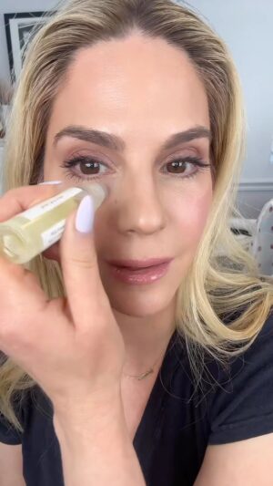 Kelly Kruger Instagram - ITS HERE!!!!! 👇🏻👇🏻👇🏻

You have been asking for this since we launched the line and it’s finally here!!! 

THE UNDER EYE ERASER BY @madisoncharlesoils 

**Comment “link” or “eye roller” and I will DM you the link!! 

These are the highest grade, purest ingredients that penetrate so deep into the skin helping to target all of our under eye problems from dark circles to crows feet, inflammation, age spots and more!!! . 

There are zero fillers, silicones or pesticides.

Ask me any questions in the comments. 

#undereyes #undereyebags #eyes #skincare #skin #cleanbeauty #essentialoils #castoroil #undereyebags #wrinkles #antiaging #organic #skincareroutine