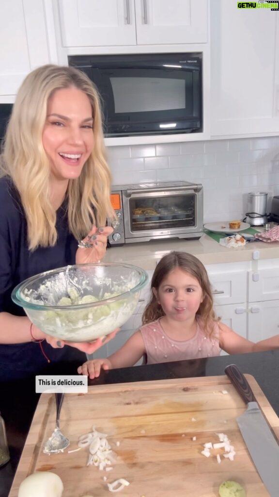 Kelly Kruger Instagram - HERE 👇🏻 If you like creamy, sweet and tarte salads, this is for you! It’s a flavor explosion in your mouth: Will you be making this one?? What’s your easy go to Sunday night dinner? Sunday is usually Chinese food in our house. Feel free to adjust ingredients to your liking. I didn’t measure so this is my best guess: 2 medium cucumbers, thinly sliced - 1/4 cup diced red or sweet onion - 2 tbsp olive oil 2 tbs of vinegar of choice (such as balsamic or red wine vinegar) or lemon juice 2 tbs honey - 2 tbsp chopped fresh dill - Salt and pepper to taste - 2-3 tbsp cream cheese #cucumber #salad #recipe #easymeals #eeeats #feedfeed #veggies #buzzfeedfoods #recipeshare #healthyfood