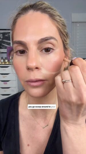 Kelly Kruger Instagram - It’s Makeup Monday!💋Here is a blush hack for anyone who’s either always rushing or doesn’t really ever know where your specific optimal blush placement is 

Will you be trying this?? 

** Comment “Makeup” and I’ll Dm you links to my blush, concealer and brushes I used here. 

#blush #makeup #makeuphack #makeuptutorial #cleanmakeup #makeuptips