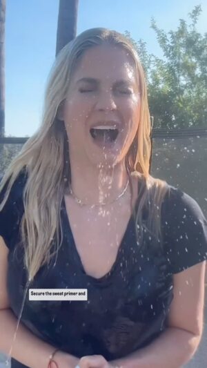 Kelly Kruger Instagram - Happy Makeup Monday! 💄 

** write “links” below and I’ll DM u the links to the primer and setting spray! 

If you’re going to be sweating, swimming and more this summer and want to keep your makeup looking fresh all day into night, this combo is legit!!! 

I test them all out for you guys, even when it means the family gets to keep pouring cold water on me 🤣 everyone needed a turn…. 

#makeup #makeuptips #makeuptutorial #makeupoftheday