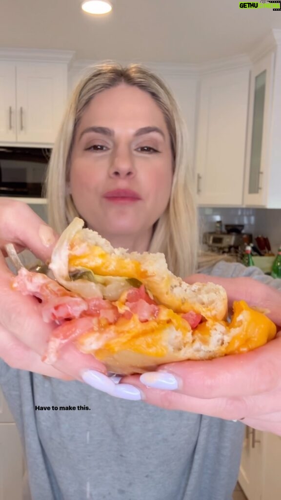Kelly Kruger Instagram - HERE! 👇🏻👇🏻👇🏻 IN N OUT grilled cheese made at home is always better. It’s really quick and easy to make, gluten free (if u want) organic if you so choose. So would u make this or would you rather just go get one? Or are you a burger person? Gluten free (or regular) bun Cheddar. Cheese (or cheese of choice) Lettuce Pickles Tomato Carmelized onions Chiles (I used pepperoncini) Sauce 1/2 cup mayonnaise 3 tablespoons ketchup 2 tablespoons sweet pickle relish 1 1/2 teaspoons sugar (I use date or coconut) 1 1/2 teaspoons distilled white vinegar #grilledcheese #innout #glutemfree #easyrecipe #vegetarian #eeeeats #buzzfeedfoods #feedfeed #recipeshare #cheese #cheeseburger
