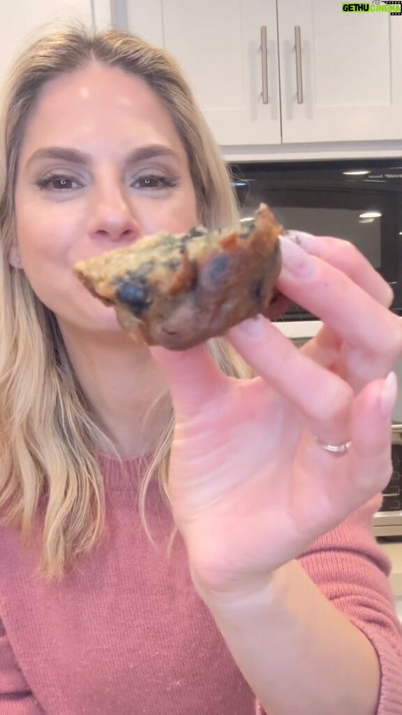 Kelly Kruger Instagram - Here! 👇🏻 🫐 🍌 This banana blueberry bread does not last long in my house! It’s gluten free, dairy free and refined sugar free. *comment “Recipe” and I’ll DM you the full recipe ❤️ Will you be trying this one? #bananabread #blueberry #easyrecipe #glutenfree #eeeats #buzzfeedfood #feedfeed #snacks #refinedsugarfree