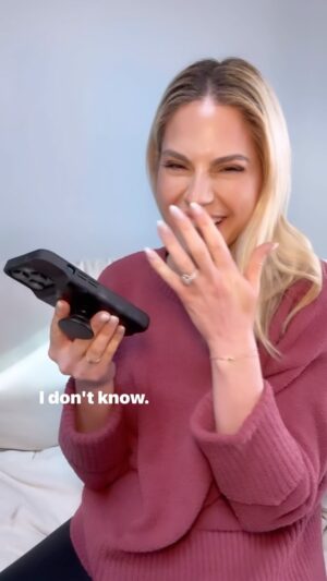Kelly Kruger Instagram - It’s a Christmas emergency!! We couldn’t end the year without getting my mom again. 🤣🤣 

Hope you’re all having a great New Years weekend! 

#pranks #funny #comedy #funnyvideo #momanddaughter