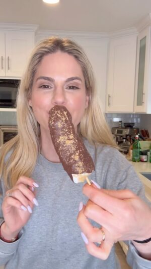 Kelly Kruger Instagram - HERE!👇🏻👇🏻👇🏻

I’m trying to help you satisfy those sweet cravings while still eating clean, getting your protein in and helping you reduce those cravings to begin with! 

This is so quick and easy to make! You can also add a nut butter and different toppings.

Make it :

Cut your banana in half 
Dip in yogurt 
Freeze 
Cover in chocolate and crushed graham crackers 
Freeze again 
Enjoy! 

Will you be making this one? 

#banana #frozenbanana  #snack #cleaneating #healthyfood #highprotein #recipe #easyrecipes #eeeeats #snacks