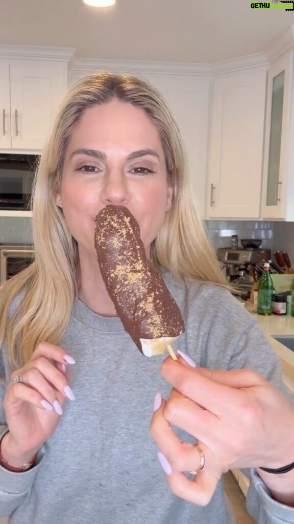 Kelly Kruger Instagram - HERE!👇🏻👇🏻👇🏻 I’m trying to help you satisfy those sweet cravings while still eating clean, getting your protein in and helping you reduce those cravings to begin with! This is so quick and easy to make! You can also add a nut butter and different toppings. Make it : Cut your banana in half Dip in yogurt Freeze Cover in chocolate and crushed graham crackers Freeze again Enjoy! Will you be making this one? #banana #frozenbanana #snack #cleaneating #healthyfood #highprotein #recipe #easyrecipes #eeeeats #snacks
