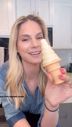 Kelly Kruger Instagram - These are so simple and fun! Use any variation of fruit and milk or yogurt of choice.

** comment “Ice Cream” or “Link” and I’ll DM you the link to these molds 🍦 

#icecream #snack #treat #refinedsugarfree #glutenfree #frozentreat #healthyfood
