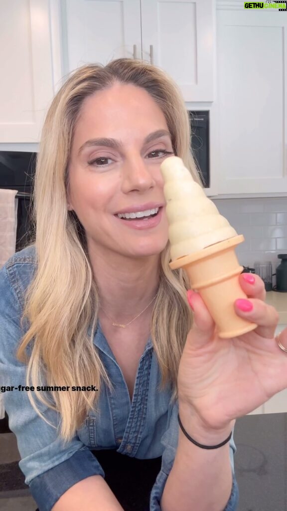 Kelly Kruger Instagram - These are so simple and fun! Use any variation of fruit and milk or yogurt of choice. ** comment “Ice Cream” or “Link” and I’ll DM you the link to these molds 🍦 #icecream #snack #treat #refinedsugarfree #glutenfree #frozentreat #healthyfood