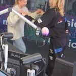 Kelly Pfaff Instagram - Die lift op het einde, dé lift 🥵 Nobody puts @kellypfaffg and @shaniagooris in the corner! - Nog de hele week kan je bij MNM aan dirty dancing doen op de beste hits uit de 80s, 90s en Nillies!