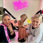 Kelly Pfaff Instagram - De zestigste aflevering van Frietcast vieren we met niemand minder dan Kelly Pfaff! We keren terug naar Duitsland waar zij haar prille kinderjaren doorbracht terwijl vader Jean -Marie de hoogdagen van zijn carrière beleefde. Op haar vijftiende trok ze naar Parijs om er te werken als model. Dankzij Expeditie Gooris is er vandaag wat meer positiviteit op televisie en ontdekken we samen met haar gezin een stukje van de wereld . Geniet van deze smakelijke aflevering als een kaaskroket die gaat zingen wanneer ze gebakken wordt. Beluister het volledige gesprek via YouTube, podcasts en Spotify #frietcast #vrijdagfrietcastdag