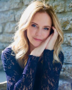 Kelly Preston Instagram - Happy Thanksgiving!! 🧡🍁🥧🦃🌽🍂💛