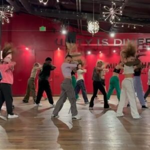 Kelly Sweeney Instagram - round 2 and 🎥 this saturday 5:30pm @mdcdance
#kellysweeneychoreo #theboyismine #arianagrande