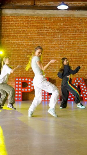 Kelly Sweeney Instagram - PYT 👸🏼
beginner/intermediate class every sunday 11am @theplaygroundla !!!
#pyt - #michaeljackson 🎥 @shanebruce 
#kellysweeneychoreo #playgroundla #beginnerdance