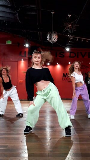 Kelly Sweeney Instagram - I’m gonna make u want moreeee ✨ 
no class with me this weekend but I’m back next week !!! love you all 🫶🏻
#westsideremix - @arianagrande 🎥 @keeganbarnes_videographer 
#kellysweeneychoreo #arianagrande #millenniumdancecomplex